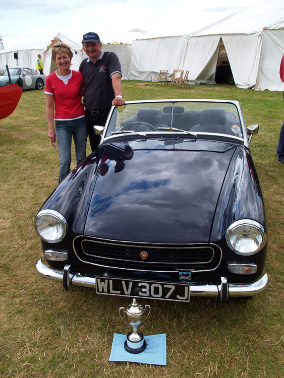 COVER CHRIS AND SUE PARKER WITH SPRITE TROPHY